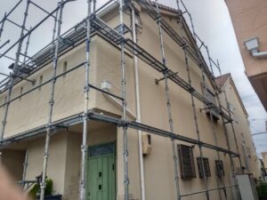 屋根塗装に足場は必要？費用相場・必要な理由・設置の流れ・注意点まで